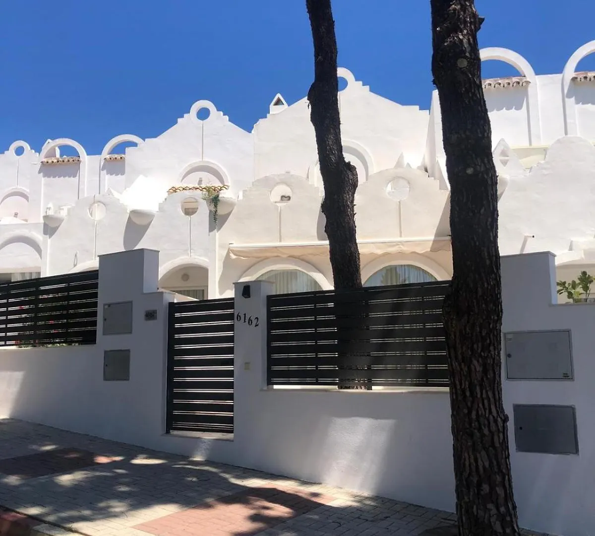 Casa Chico 2 Bedroom Townhouse 1 Mile From Marina & Beaches Marbella Apartment