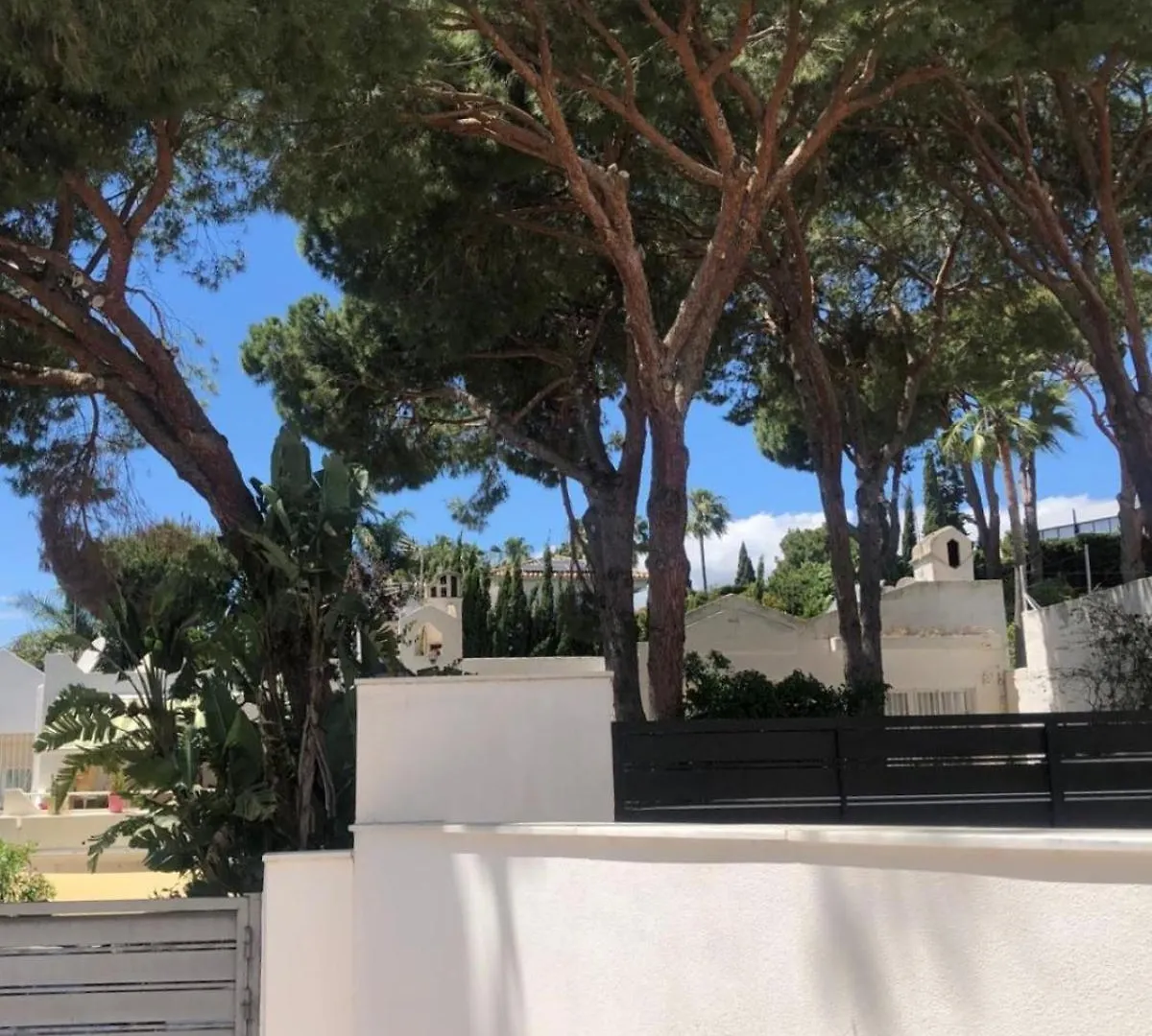 Casa Chico 2 Bedroom Townhouse 1 Mile From Marina & Beaches Marbella