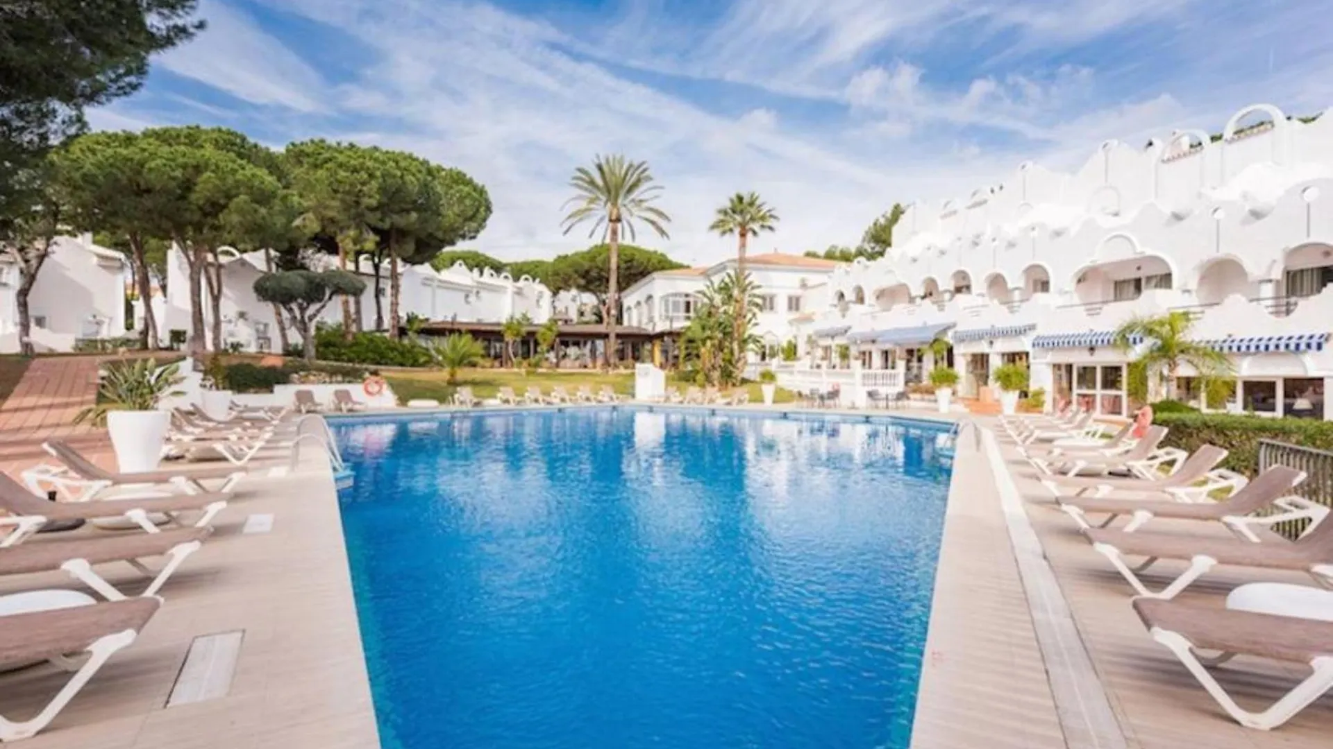 Casa Chico 2 Bedroom Townhouse 1 Mile From Marina & Beaches Marbella