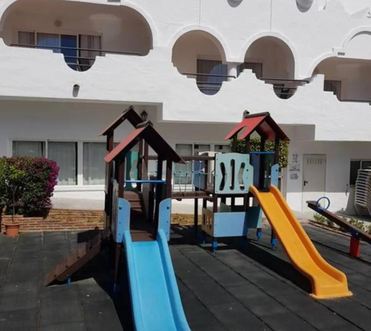 Casa Chico 2 Bedroom Townhouse 1 Mile From Marina & Beaches Marbella